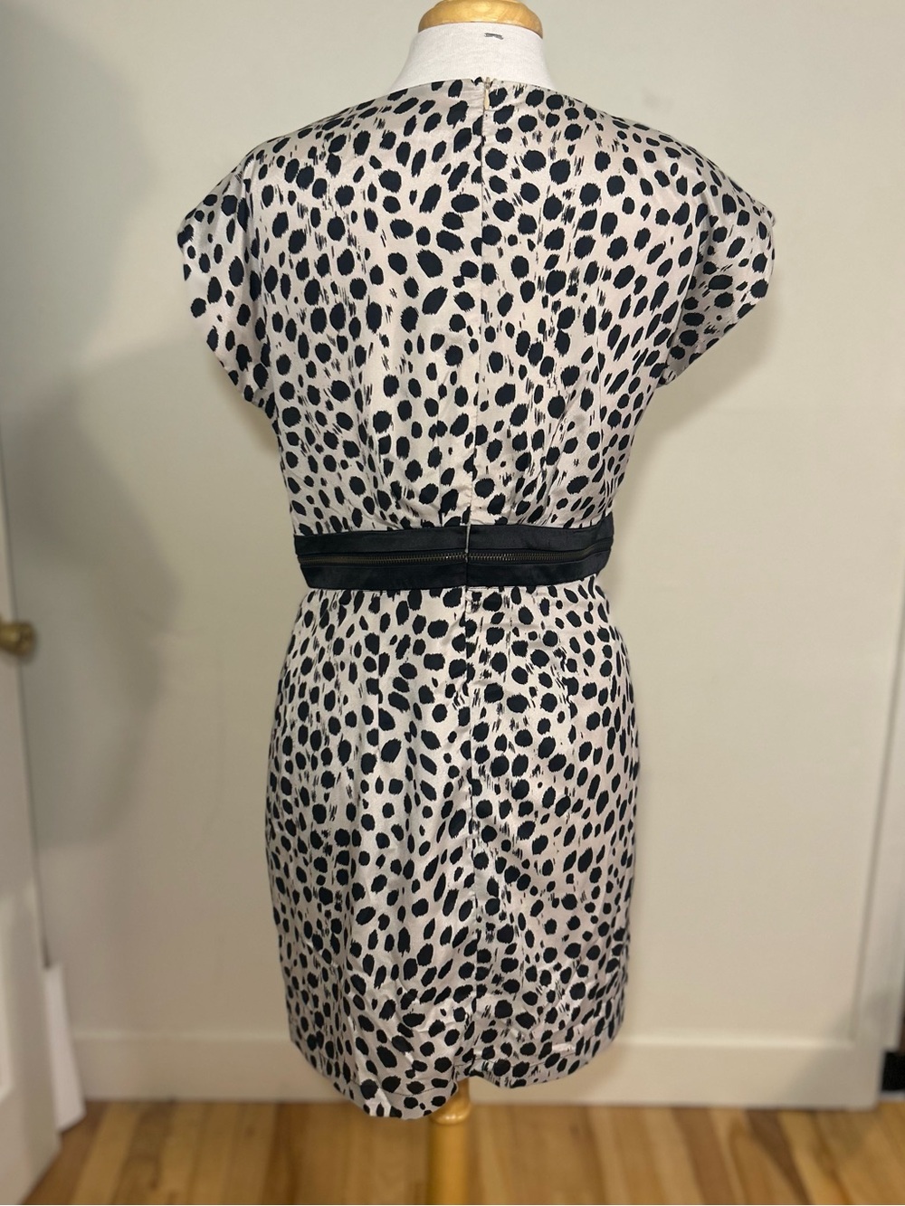 Beige and black spotted dress with waist zipper detail - Picture 2 of 5